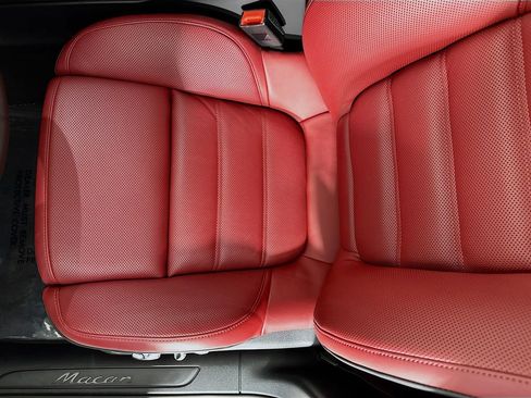 Certified 2025 Porsche Macan AWD/4WD image 22