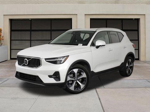Certified 2025 Volvo XC40 B5 Plus image 3