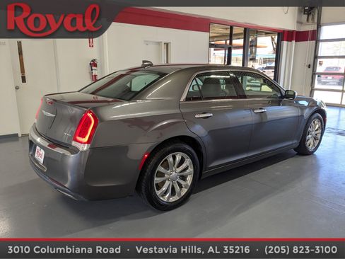 Used 2018 Chrysler 300 Limited image 4