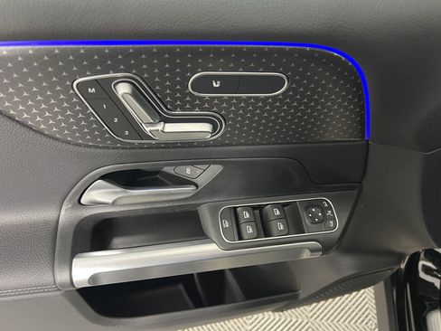 New 2025 Mercedes-Benz GLB 250 4MATIC image 18