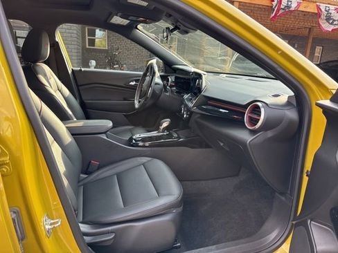 Used 2024 Chevrolet Trax RS w/ Sunroof Package image 16