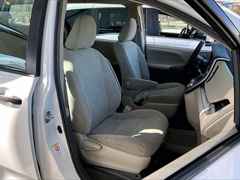 Used 2018 Toyota Sienna L image 9