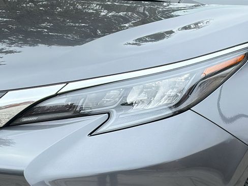 Used 2025 Toyota Sienna XLE w/ XLE Plus Package image 4