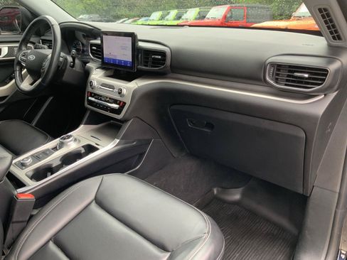 Used 2021 Ford Explorer XLT w/ Equipment Group 202A AWD/4WD image 60