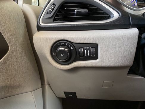 Used 2017 Chrysler Pacifica Touring-L image 14