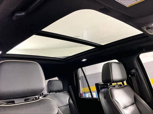 Used 2021 Chevrolet Tahoe Premier w/ Premium Package image 14