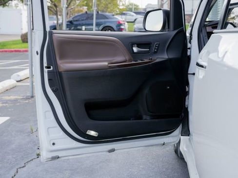 Used 2020 Toyota Sienna Limited Premium image 14
