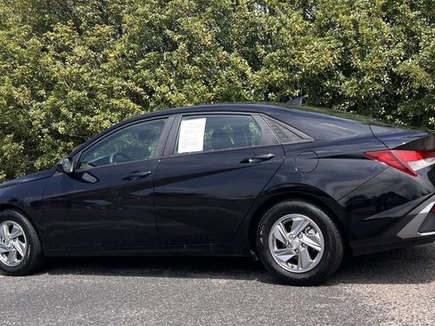 Used 2024 Hyundai Elantra SE FWD image 5