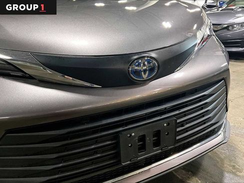 Used 2021 Toyota Sienna XLE image 30