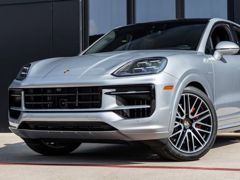 Certified 2025 Porsche Cayenne S image 7