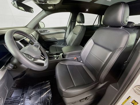 Certified 2022 Volkswagen Atlas Cross Sport SE w/ Panoramic Sunroof Package image 5