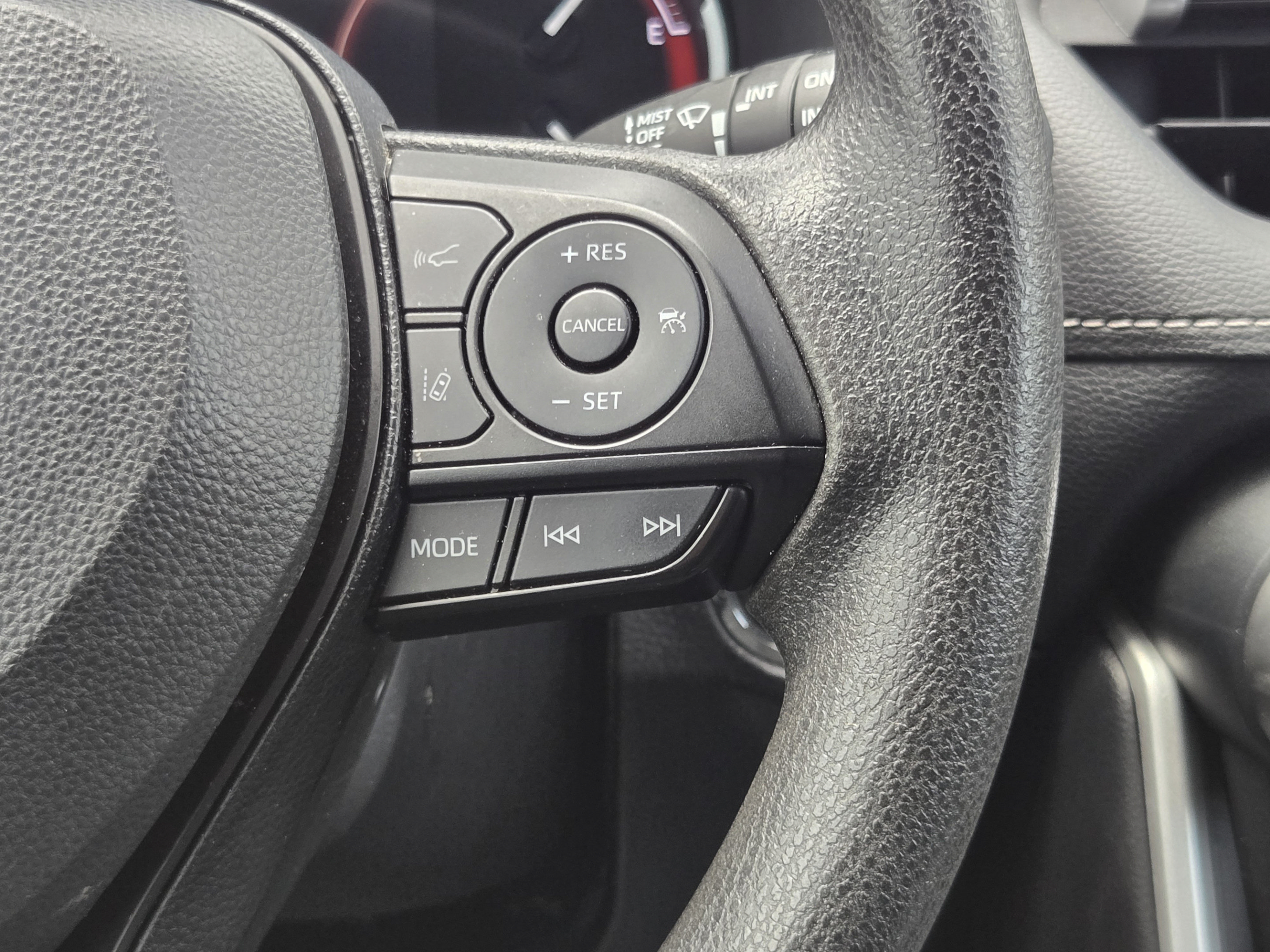 Used 2025 Toyota RAV4 XLE FWD image 25