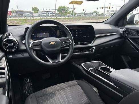 Used 2025 Chevrolet Equinox LT w/ Safety and Technology Package FWD image 17