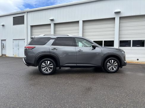 Used 2025 Nissan Pathfinder SL AWD/4WD image 8
