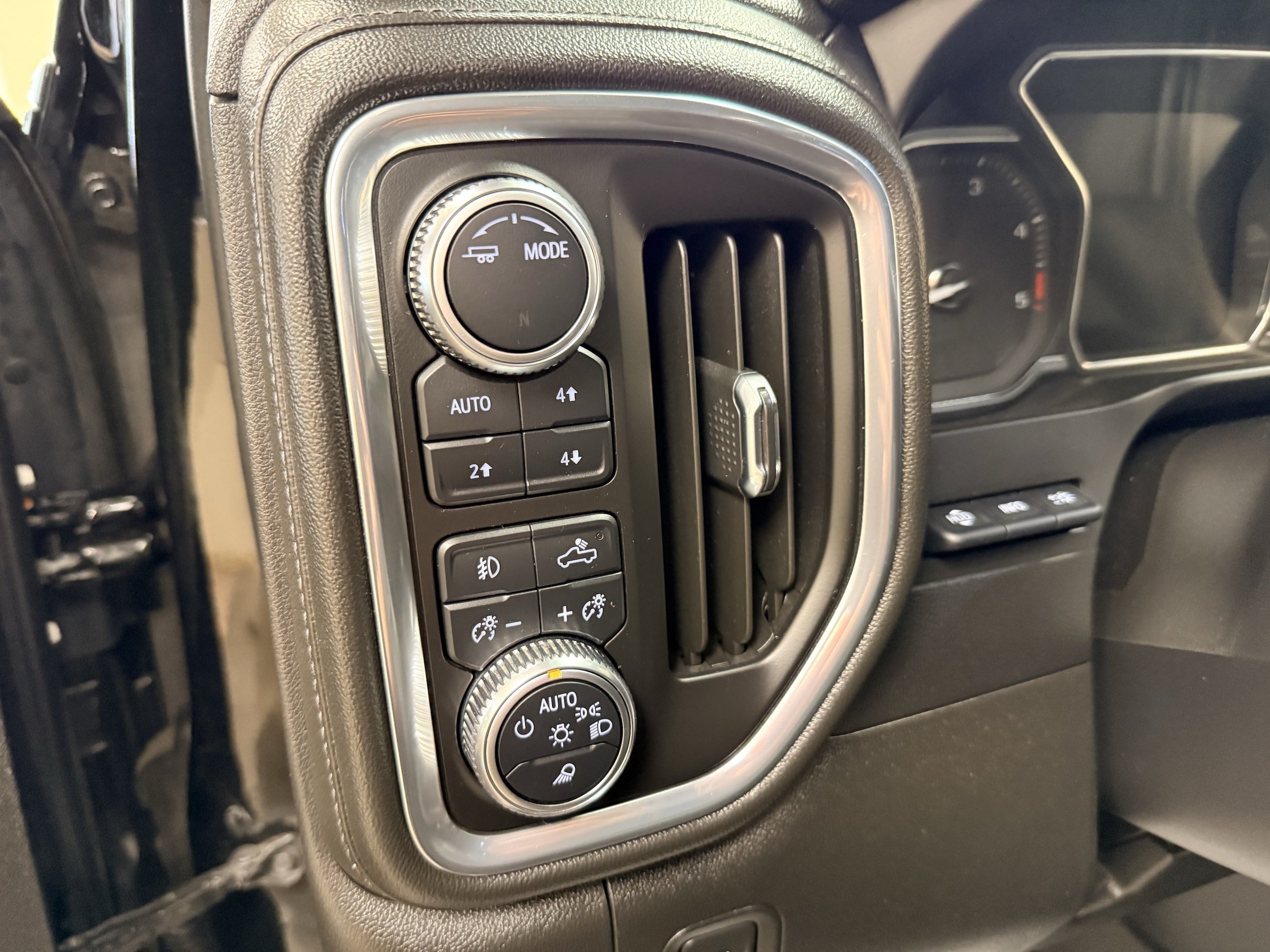 Used 2022 GMC Sierra 3500 Denali w/ Denali Ultimate Package AWD/4WD image 9