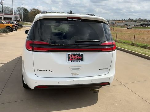 Used 2025 Chrysler Pacifica Limited image 7