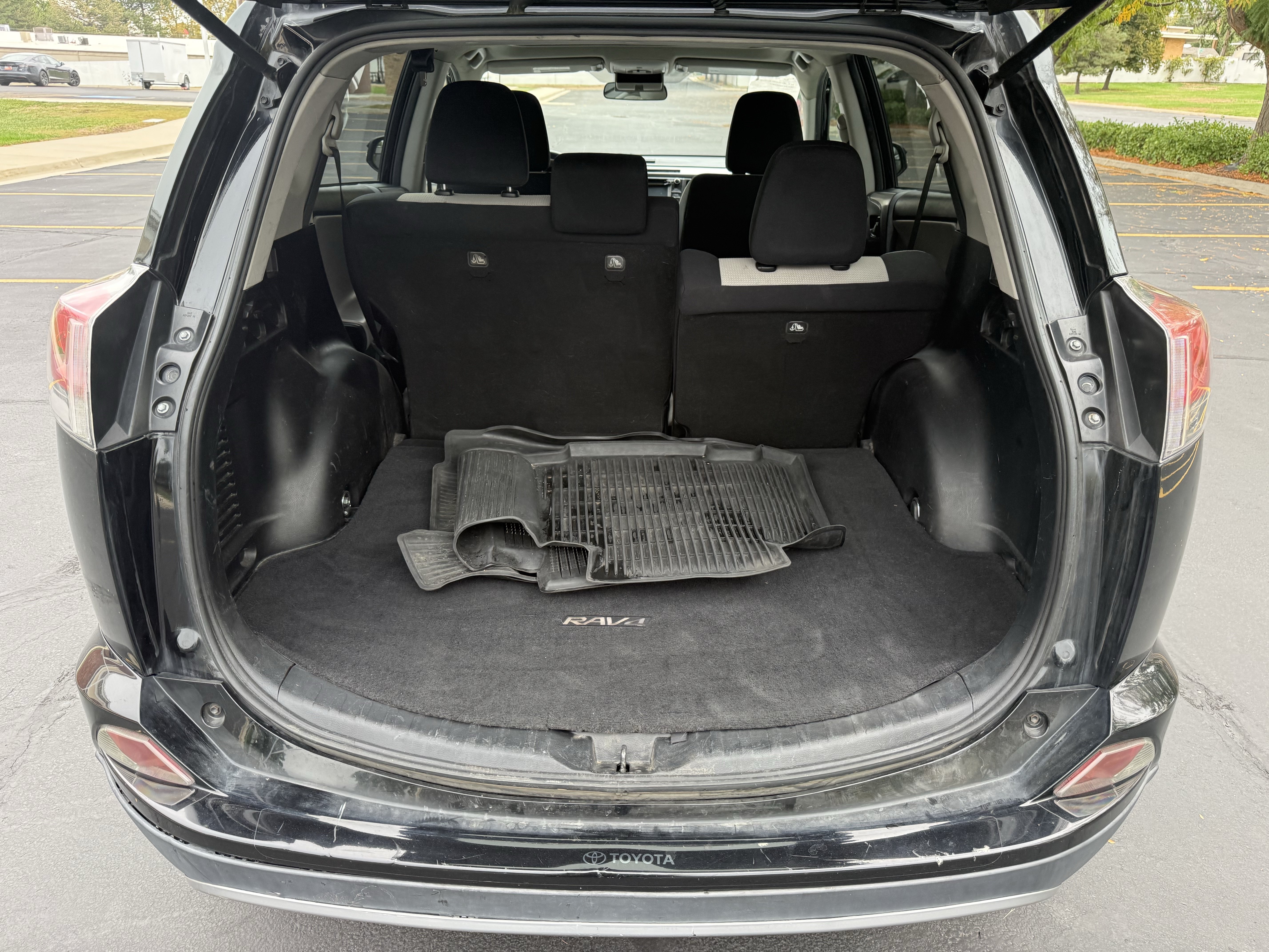 Used 2018 Toyota RAV4 XLE w/ Carpet Mat Package FWD image 19