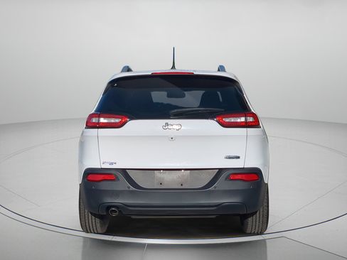 Used 2018 Jeep Cherokee Latitude w/ Safety Group FWD image 41
