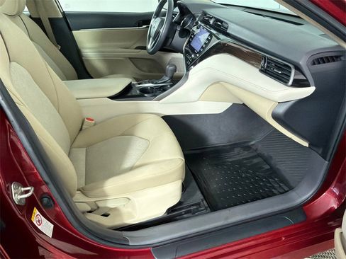 Used 2019 Toyota Camry LE image 14