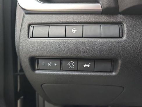 Used 2025 Nissan Rogue SV FWD image 37