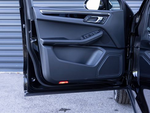 Certified 2025 Porsche Macan image 20