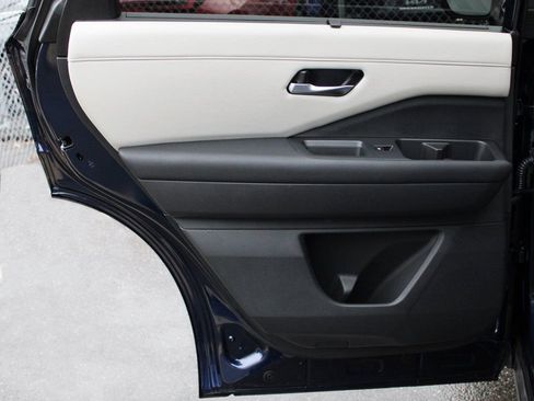 Used 2024 Nissan Pathfinder SL image 16