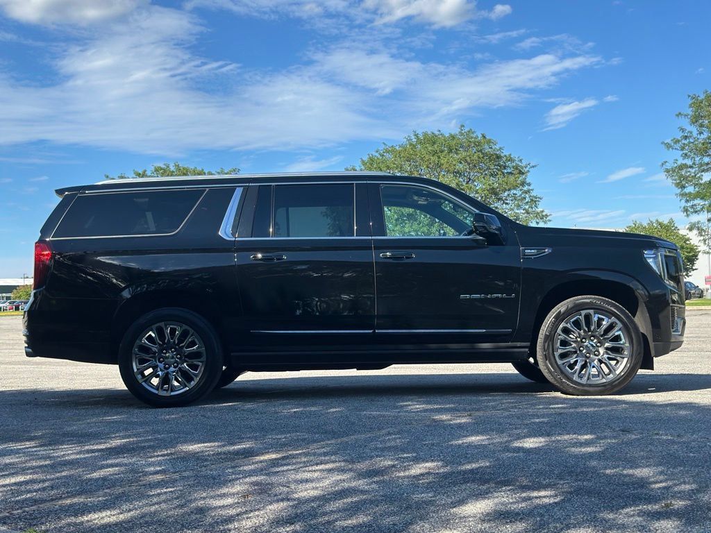 Used 2023 GMC Yukon XL Denali Ultimate AWD/4WD image 8