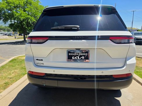 Used 2023 Jeep Grand Cherokee Altitude AWD/4WD image 6