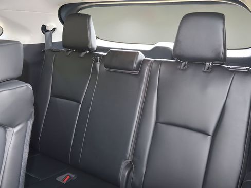 Used 2021 Toyota Highlander XLE FWD image 15