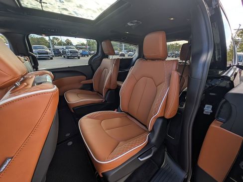 New 2026 Chrysler Pacifica Pinnacle w/ Trailer Tow Group FWD image 16