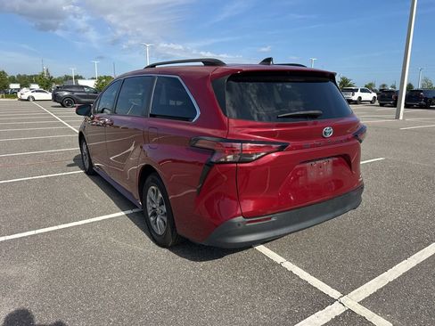 Used 2021 Toyota Sienna XLE FWD image 11