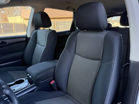 Used 2017 Nissan Pathfinder SV image 12