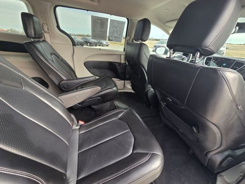 Used 2023 Chrysler Pacifica Touring-L image 30