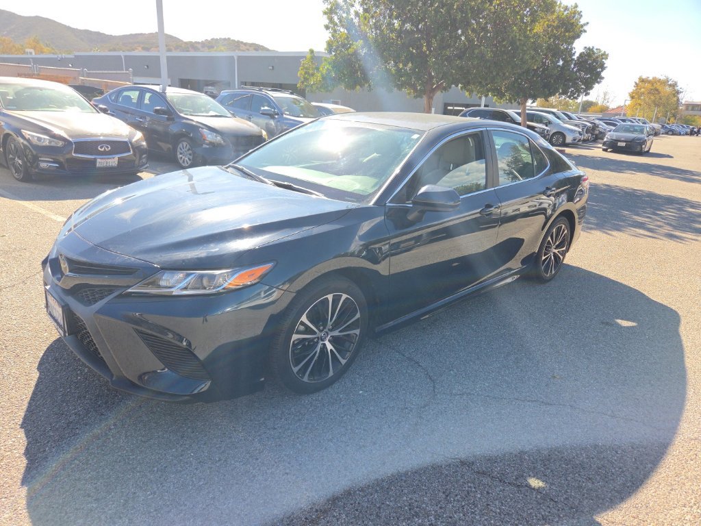 Used 2020 Toyota Camry SE FWD image 1