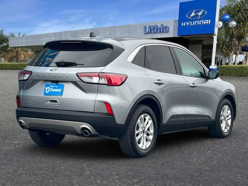 Used 2022 Ford Escape SE image 2