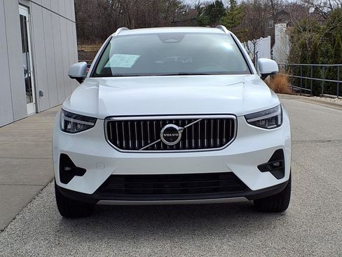Used 2025 Volvo XC40 B5 Plus image 2