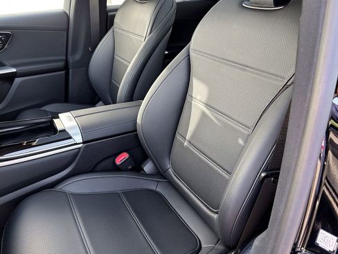 Used 2024 Mercedes-Benz GLC 300 4MATIC image 19