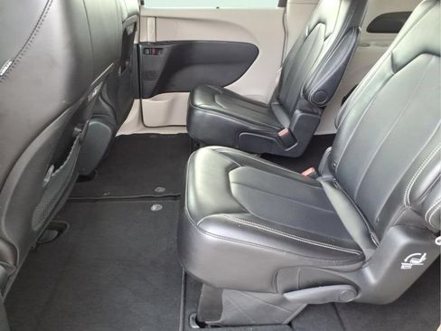 Used 2024 Chrysler Pacifica Touring-L FWD image 12