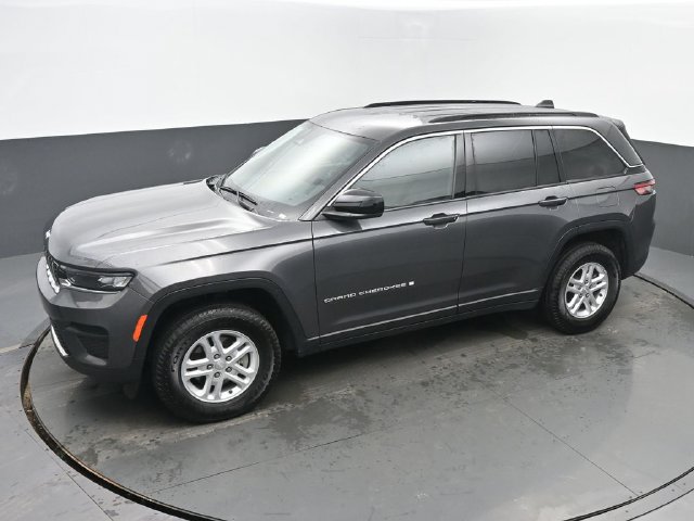 Used 2024 Jeep Grand Cherokee Laredo AWD/4WD image 39