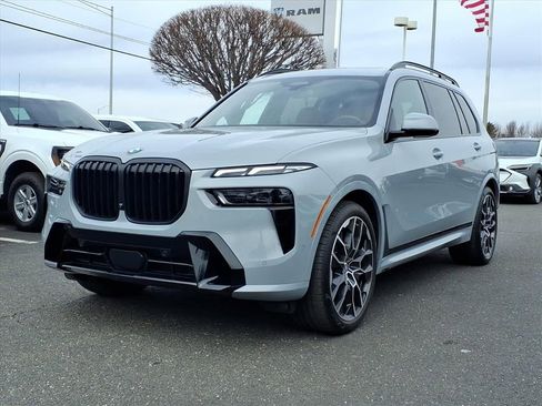 Used 2024 BMW X7 xDrive40i w/ Executive Package image 3