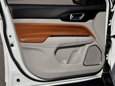 Used 2022 Jeep Compass Limited w/ Mopar Graphics Package image 15