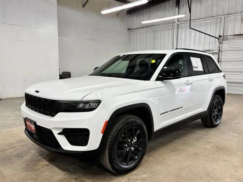 Used 2025 Jeep Grand Cherokee Altitude RWD image 3