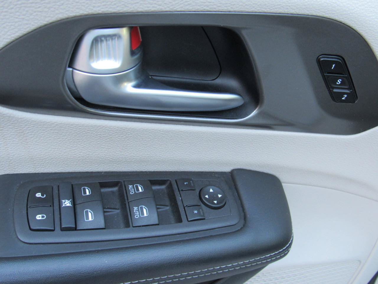 Used 2024 Chrysler Pacifica Touring-L FWD image 16