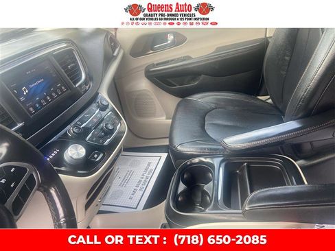 Used 2019 Chrysler Pacifica Touring-L image 17