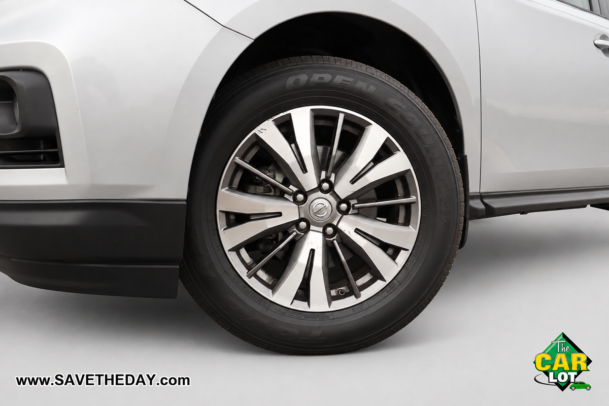 Used 2019 Nissan Pathfinder SV w/ Cargo Package FWD image 3