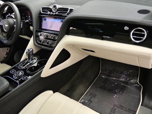 Used 2023 Bentley Bentayga AWD/4WD image 14
