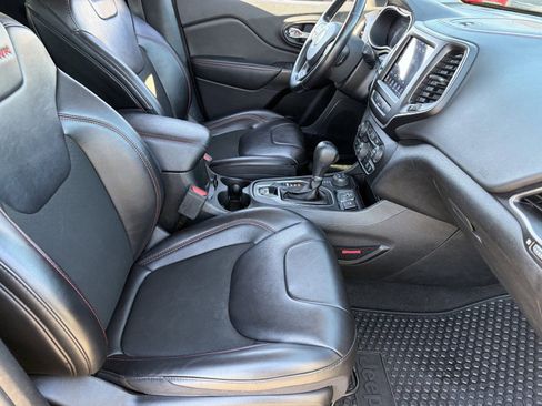 Used 2021 Jeep Cherokee Trailhawk AWD/4WD image 12