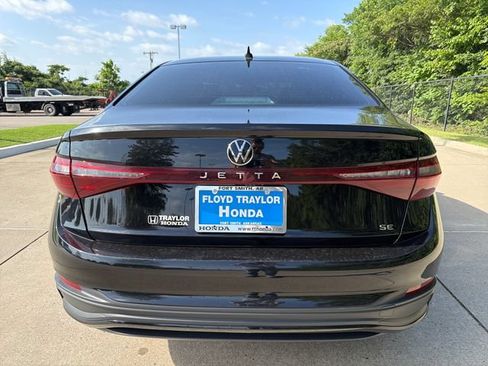 Used 2025 Volkswagen Jetta SE FWD image 4