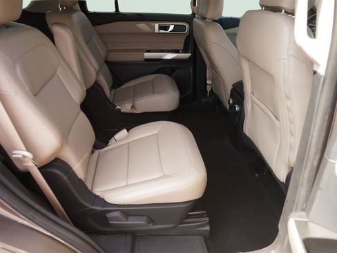 Used 2021 Ford Explorer XLT w/ Equipment Group 202A RWD image 17