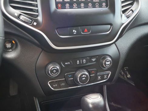 Used 2019 Jeep Cherokee Latitude Plus w/ Cold Weather Group FWD image 21